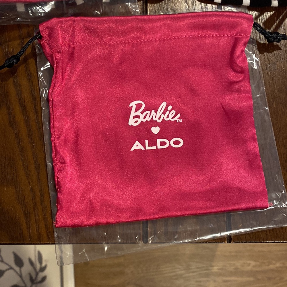 BNWT Aldo Barbie Heart Earrings - Picture 4 of 4